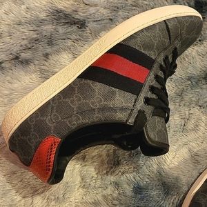 Gucci sneakers LIKE BRAND NEW NEW!ORIGINAL BOX AND RECEIPT AVAILABLE.
